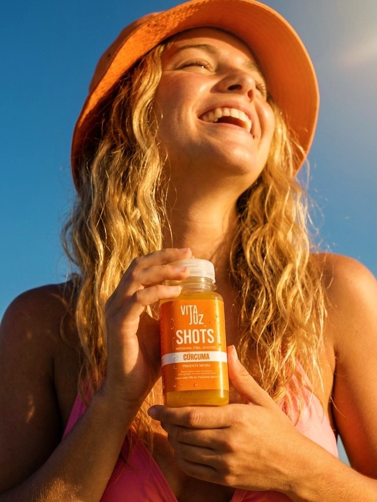 Shot VitaJuz Cúrcuma en ambiente de verano